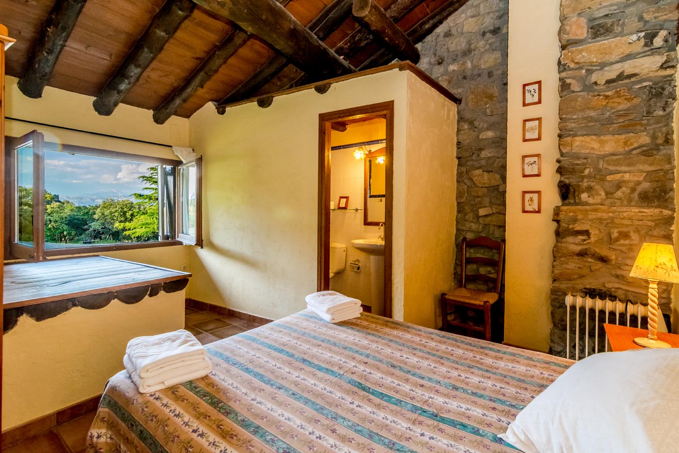 8 habitaciones (6 con baño propio)